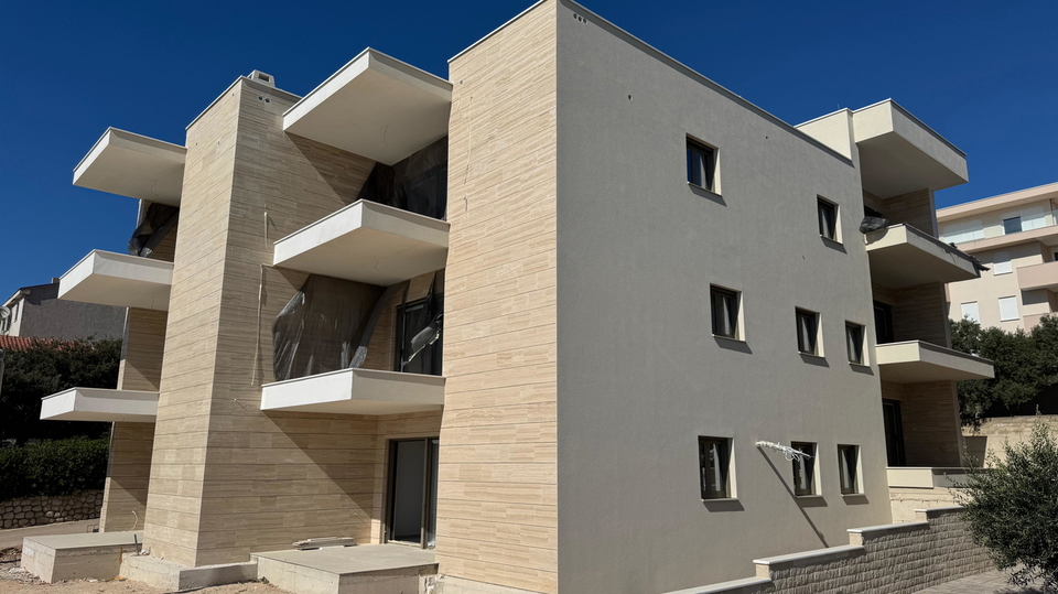 Two-bedroom apartment with garden in a modern new building&comma; first row to the sea - Mandre&comma; island of Pag&excl;