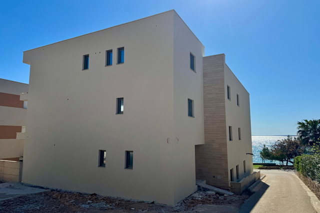 Two-bedroom apartment with garden in a modern new building, first row to the sea - Mandre, island of Pag!