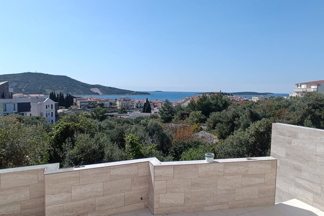 Luksuzni stan s predivnim pogledom na more i grad – Primošten!