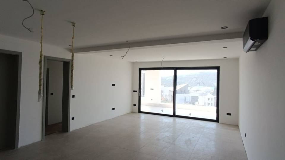 Beautiful apartment with elegant garden and pool 350 m from the sea &ndash; Primo&scaron;ten&excl;