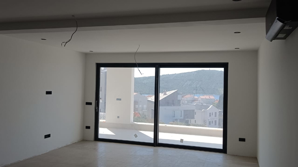 Beautiful apartment with elegant garden and pool 350 m from the sea &ndash; Primo&scaron;ten&excl;