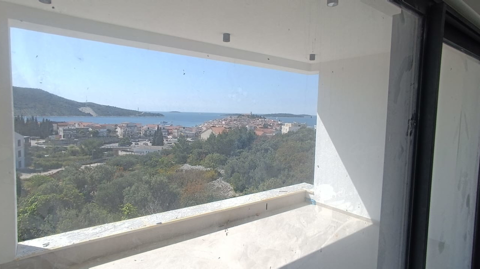 Beautiful apartment with elegant garden and pool 350 m from the sea &ndash; Primo&scaron;ten&excl;