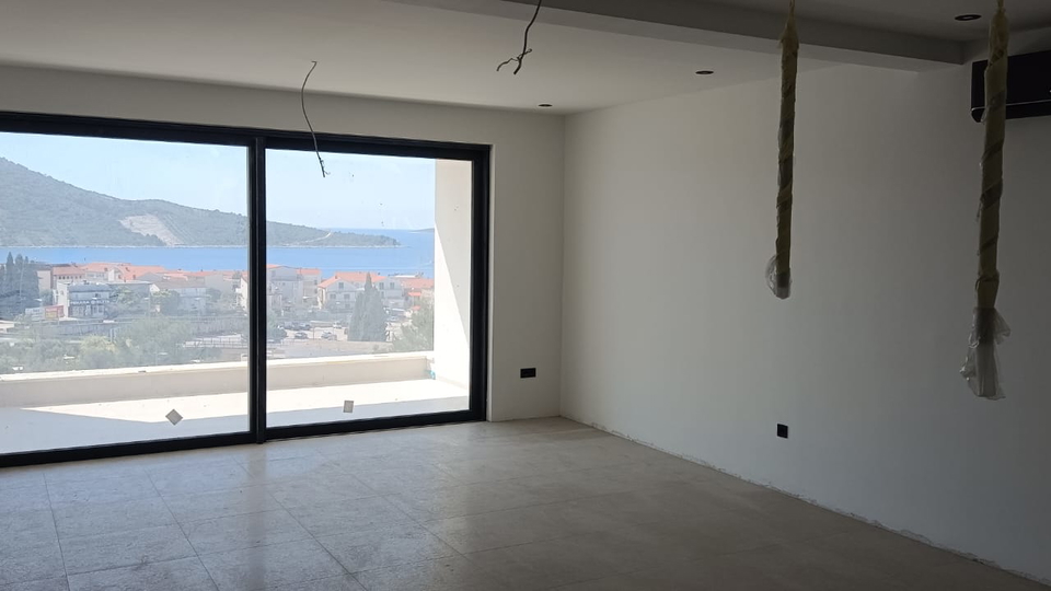 Beautiful apartment with elegant garden and pool 350 m from the sea &ndash; Primo&scaron;ten&excl;