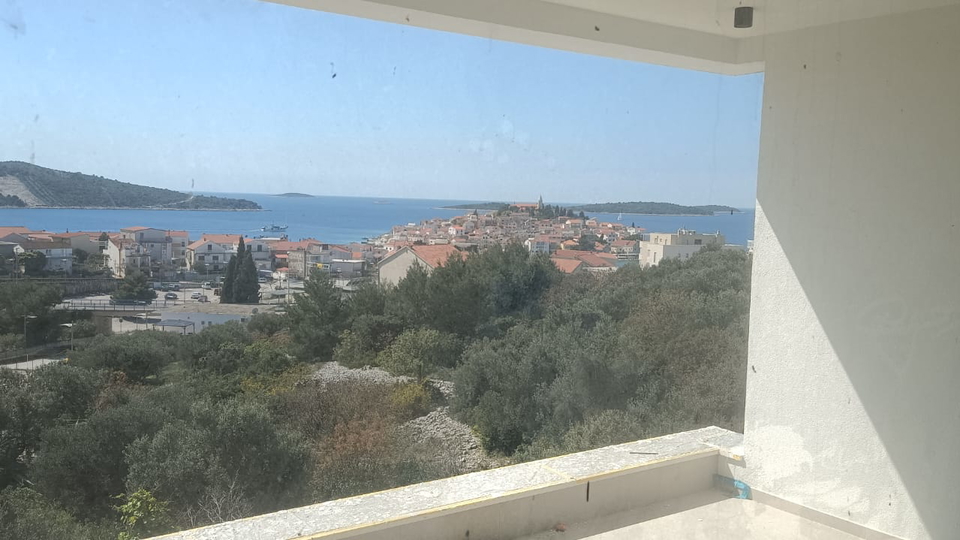 Beautiful apartment with elegant garden and pool 350 m from the sea &ndash; Primo&scaron;ten&excl;