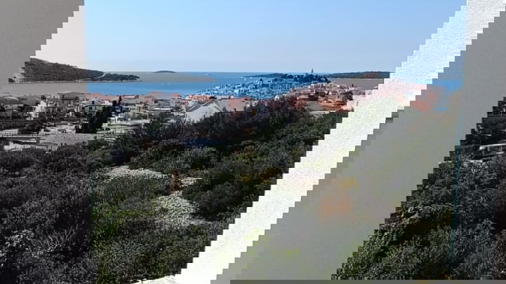 Beautiful apartment with elegant garden and pool 350 m from the sea &ndash; Primo&scaron;ten&excl;