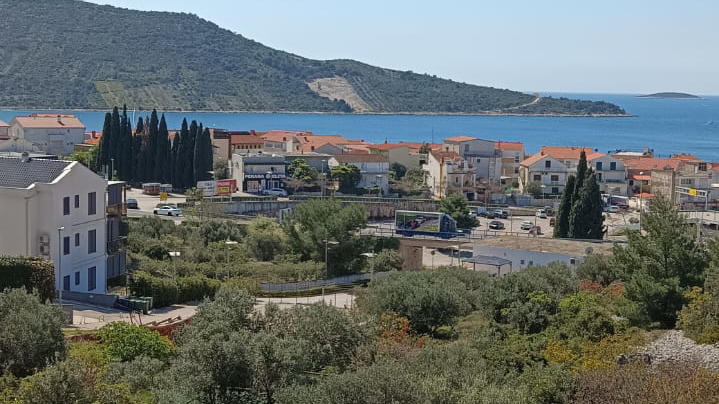 Beautiful apartment with elegant garden and pool 350 m from the sea &ndash; Primo&scaron;ten&excl;