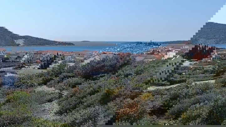 Beautiful apartment with elegant garden and pool 350 m from the sea &ndash; Primo&scaron;ten&excl;