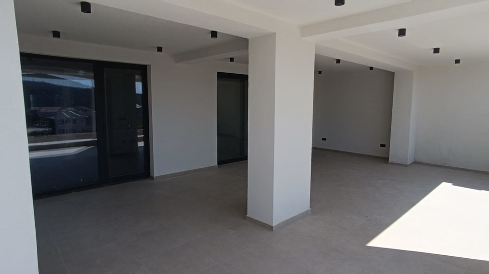 Luxury three-bedroom apartment with pool and garden &ndash; Primo&scaron;ten&excl;