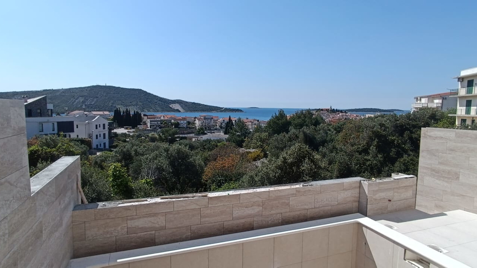 Luxury three-bedroom apartment with pool and garden &ndash; Primo&scaron;ten&excl;