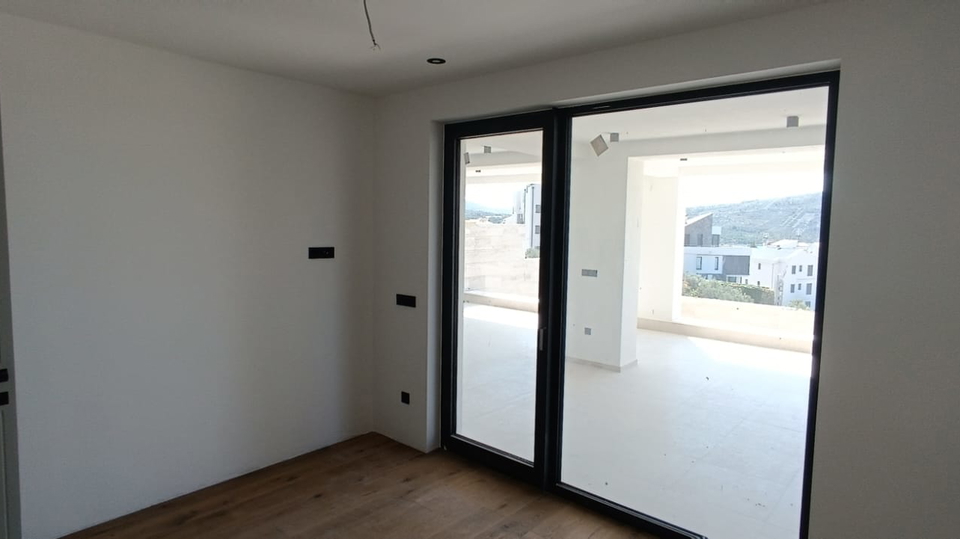 Luxury three-bedroom apartment with pool and garden &ndash; Primo&scaron;ten&excl;