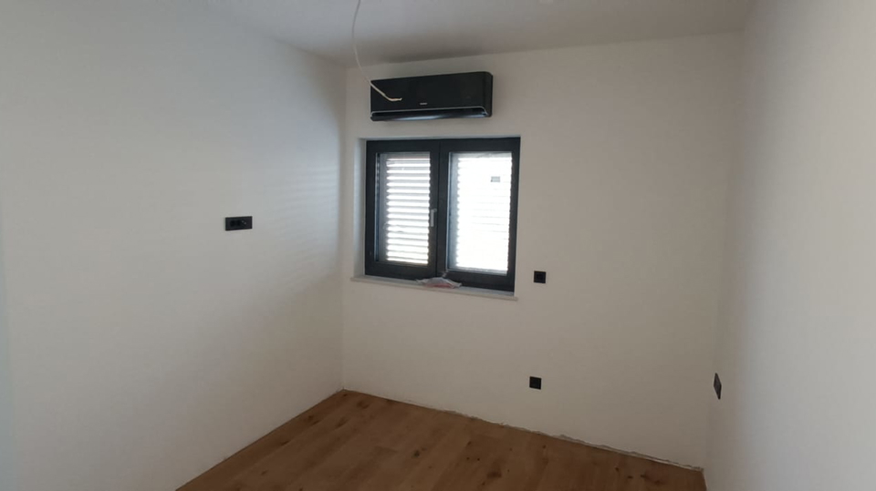 Luxury three-bedroom apartment with pool and garden &ndash; Primo&scaron;ten&excl;