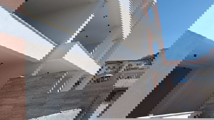 Luxury three-bedroom apartment with pool and garden &ndash; Primo&scaron;ten&excl;