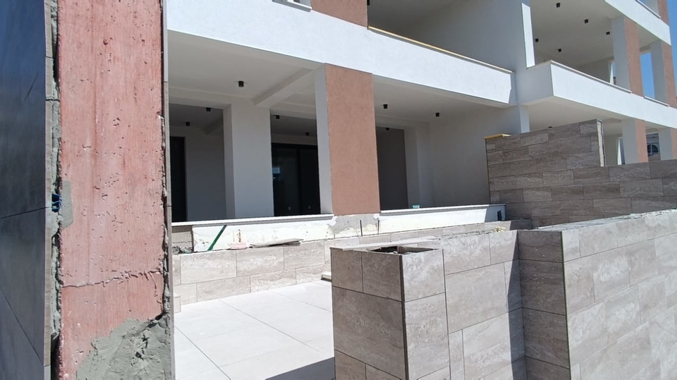 Luxury three-bedroom apartment with pool and garden &ndash; Primo&scaron;ten&excl;