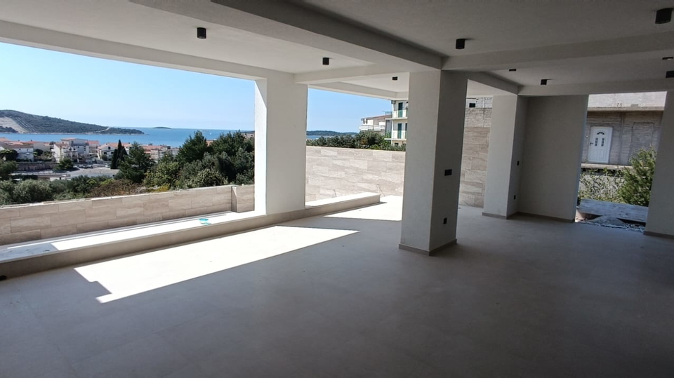Luxury three-bedroom apartment with pool and garden &ndash; Primo&scaron;ten&excl;