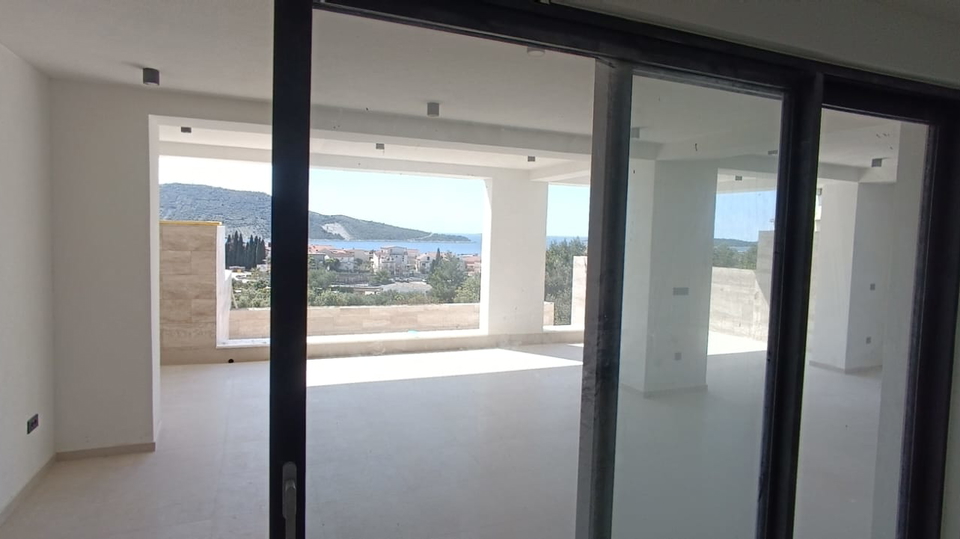 Luxury three-bedroom apartment with pool and garden &ndash; Primo&scaron;ten&excl;