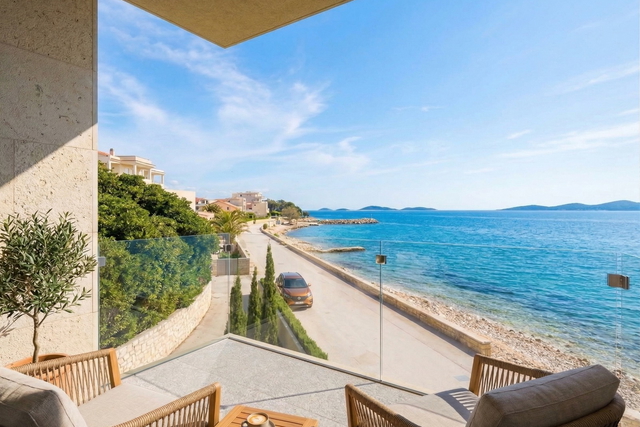 Luksuzni stan s vrtom prvi red do mora - Mandre, otok Pag!