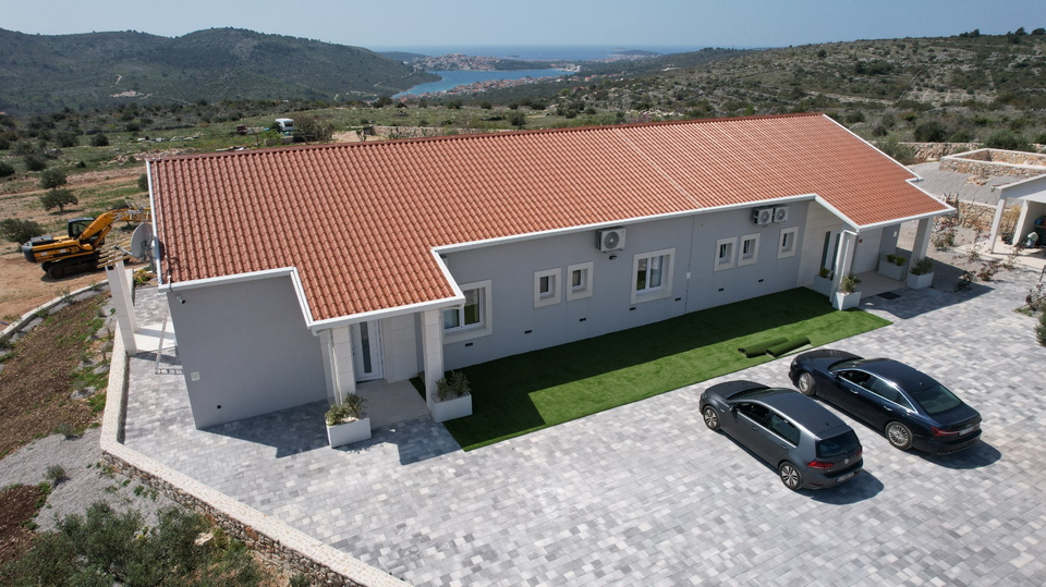 Splendida villa su un terreno di 20&period;135 m&sup2; con vista panoramica sopra Rogoznica&excl;