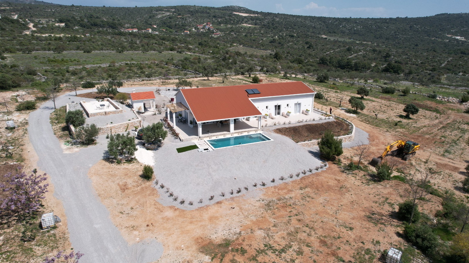 Splendida villa su un terreno di 20&period;135 m&sup2; con vista panoramica sopra Rogoznica&excl;