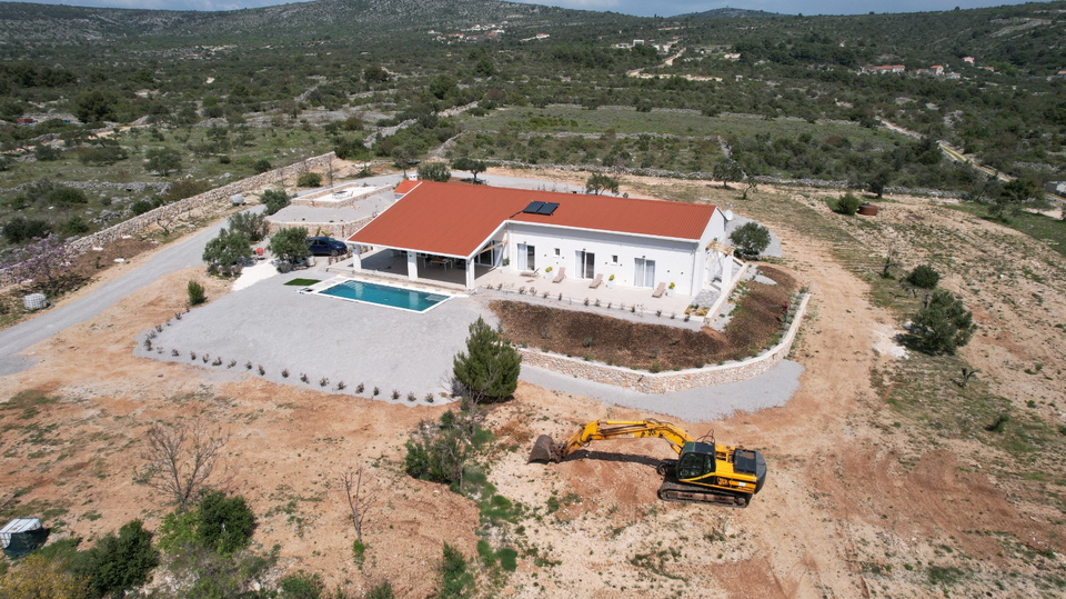 Splendida villa su un terreno di 20&period;135 m&sup2; con vista panoramica sopra Rogoznica&excl;