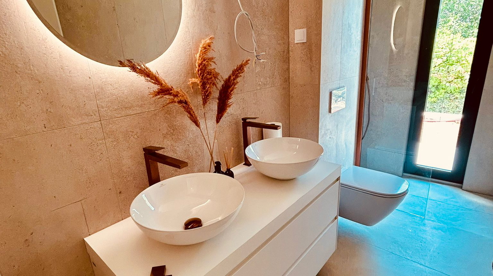 Luxury apartment with garden and pool first line to the beach &ndash; Seget Donji&excl;