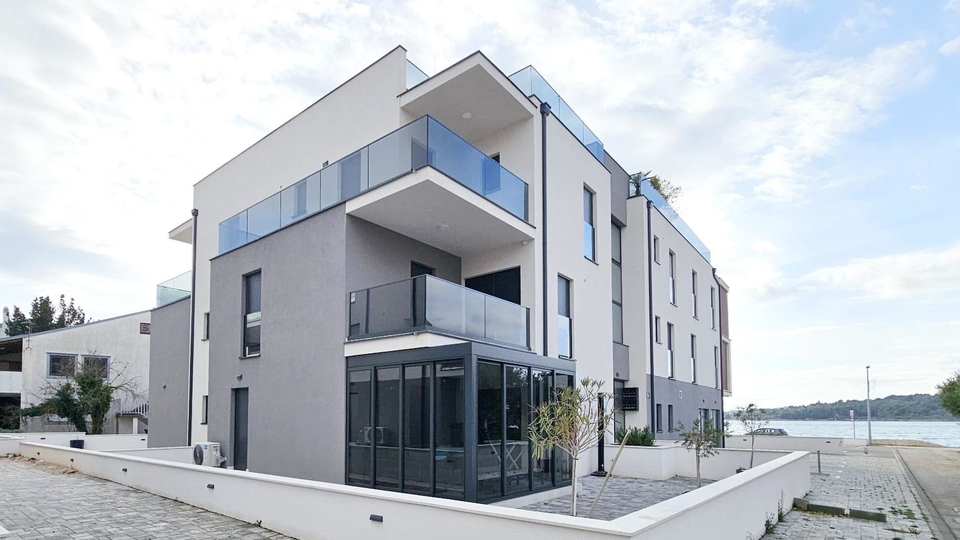 Luxuri&ouml;ses Penthouse mit Dachterrasse&comma; erste Meereslinie - Srima&comma; &Scaron;ibenik&excl;