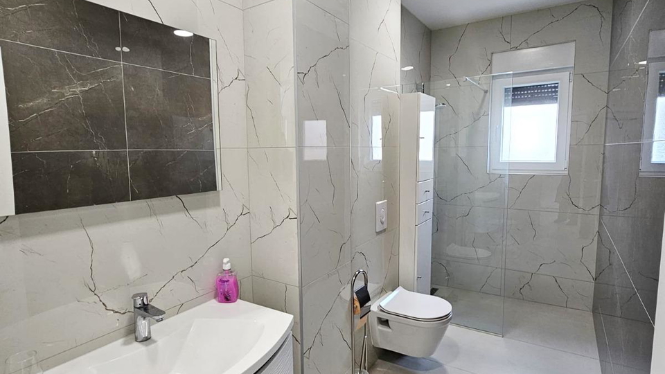 Luxuri&ouml;ses Penthouse mit Dachterrasse&comma; erste Meereslinie - Srima&comma; &Scaron;ibenik&excl;