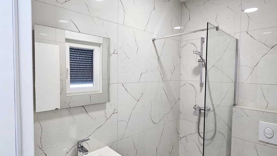 Luxuri&ouml;ses Penthouse mit Dachterrasse&comma; erste Meereslinie - Srima&comma; &Scaron;ibenik&excl;