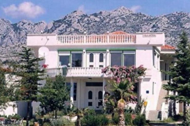 Apartmajska hiša z 12 sobami, apartmajem, strešno teraso in pogledom na morje na Zadarski rivieri!