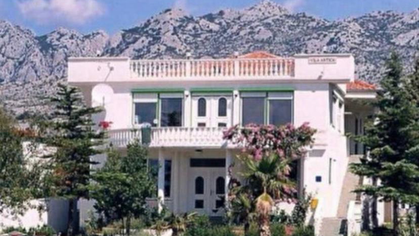 Apartmajska hi&scaron;a z 12 sobami&comma; apartmajem&comma; stre&scaron;no teraso in pogledom na morje na Zadarski rivieri&excl;