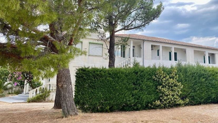 Apartmajska hi&scaron;a z 12 sobami&comma; apartmajem&comma; stre&scaron;no teraso in pogledom na morje na Zadarski rivieri&excl;