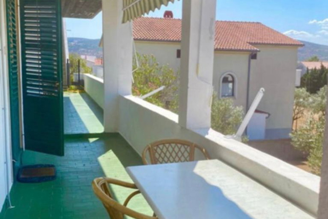 Apartment house with 12 rooms, an apartment, a rooftop terrace, and a sea view on the Zadar Riviera!