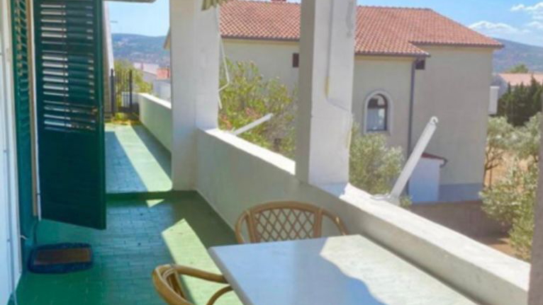 Apartmajska hi&scaron;a z 12 sobami&comma; apartmajem&comma; stre&scaron;no teraso in pogledom na morje na Zadarski rivieri&excl;