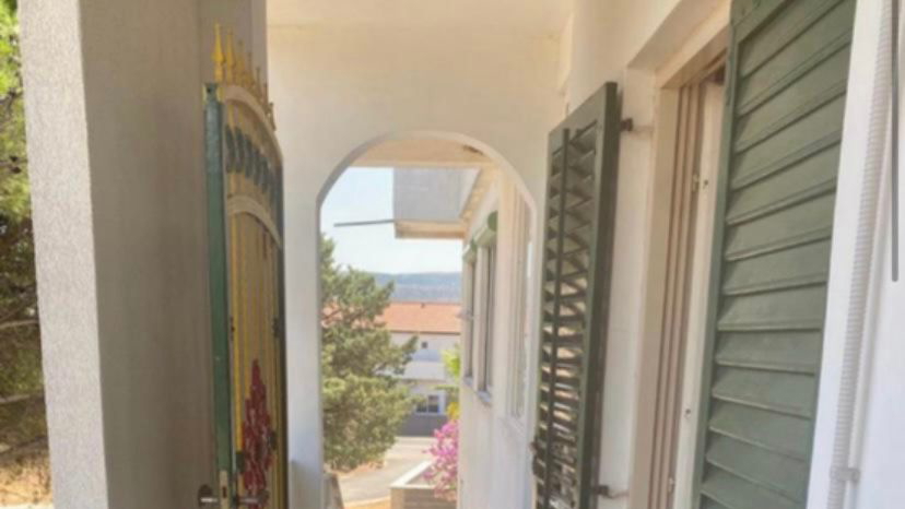 Apartmajska hi&scaron;a z 12 sobami&comma; apartmajem&comma; stre&scaron;no teraso in pogledom na morje na Zadarski rivieri&excl;