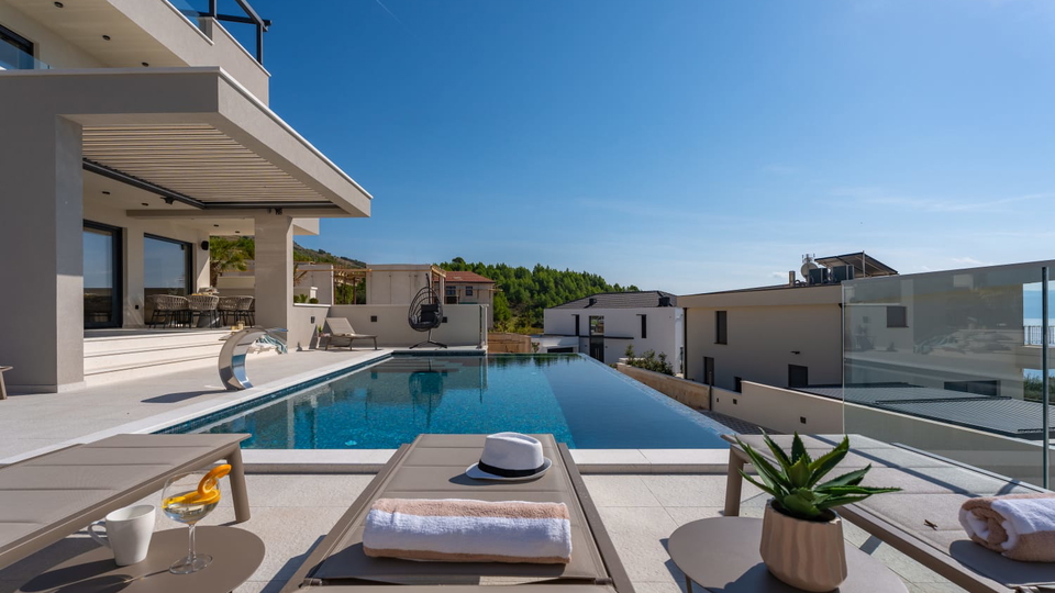 Neue elegante Villa mit Pool und offenem Meerblick in der Umgebung von Split&excl;
