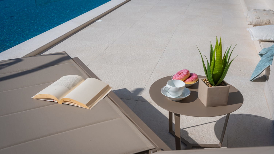 Neue elegante Villa mit Pool und offenem Meerblick in der Umgebung von Split&excl;