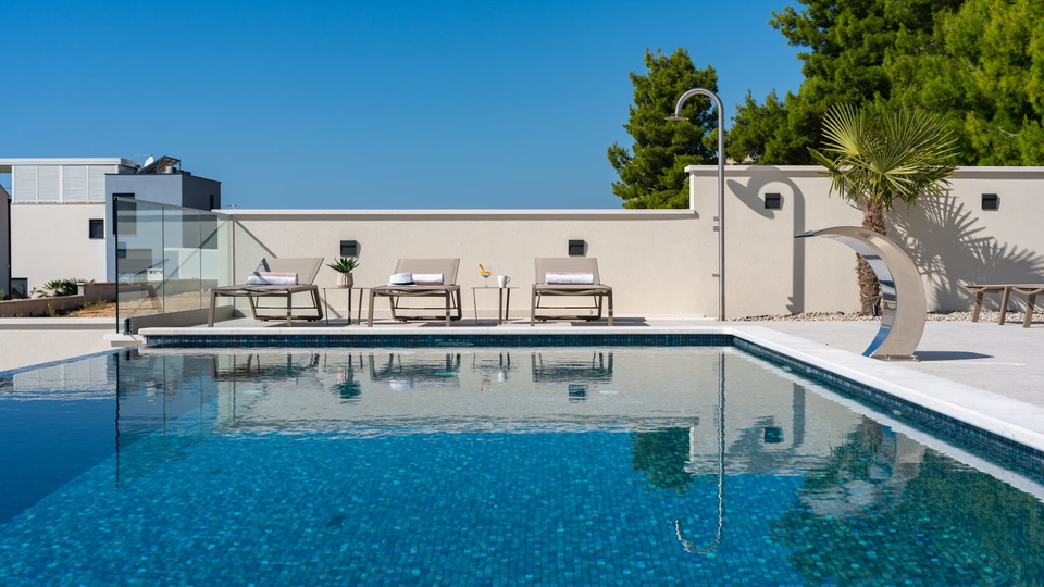 Neue elegante Villa mit Pool und offenem Meerblick in der Umgebung von Split&excl;