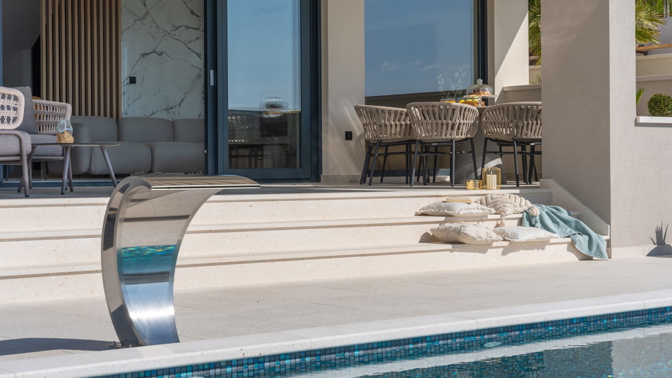 Neue elegante Villa mit Pool und offenem Meerblick in der Umgebung von Split&excl;