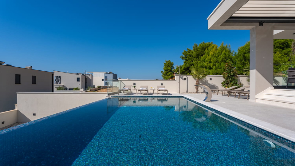 Neue elegante Villa mit Pool und offenem Meerblick in der Umgebung von Split&excl;