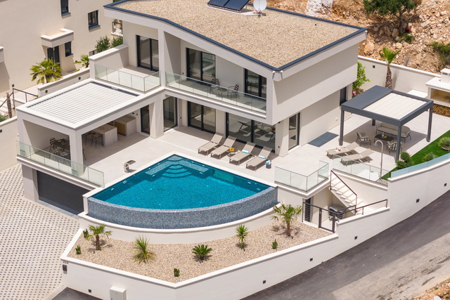 Luxuriöse moderne Villa mit Panoramablick auf das Meer – 300 m vom Strand entfernt, in der Nähe von Split!