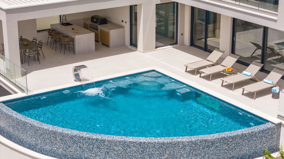 Luxuri&ouml;se moderne Villa mit Panoramablick auf das Meer &ndash; 300 m vom Strand entfernt&comma; in der N&auml;he von Split&excl;