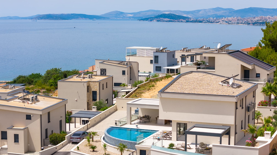 Luxuri&ouml;se moderne Villa mit Panoramablick auf das Meer &ndash; 300 m vom Strand entfernt&comma; in der N&auml;he von Split&excl;