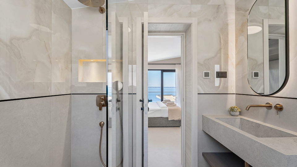 Luxuri&ouml;se moderne Villa mit Panoramablick auf das Meer &ndash; 300 m vom Strand entfernt&comma; in der N&auml;he von Split&excl;