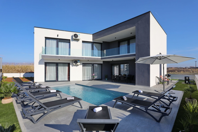 Elegante Villa mit Pool, 50 m vom Strand in Privlaka!