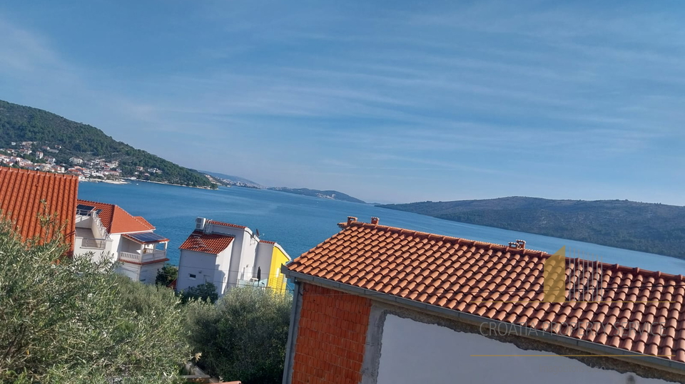 House with great potential 100 m from the sea, in the vicinity of Trogir!