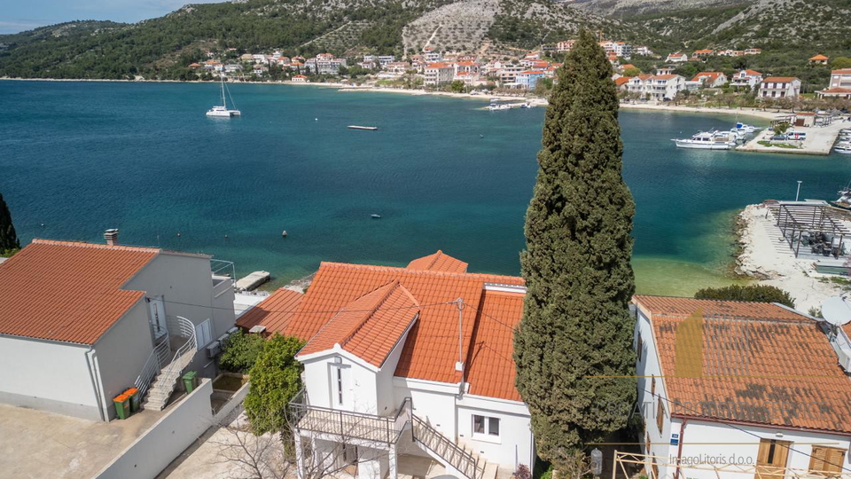 Neue Luxusvilla mit drei Apartments direkt am Strand in der Nähe von Trogir!