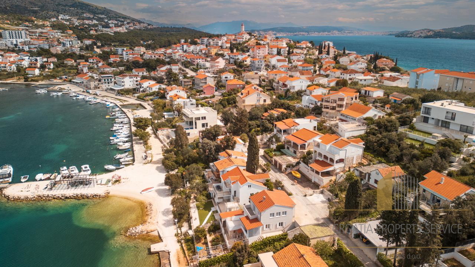 Neue Luxusvilla mit drei Apartments direkt am Strand in der Nähe von Trogir!