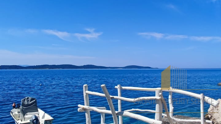 Affascinante villa in una posizione eccezionale lungo il mare nella città di Hvar!