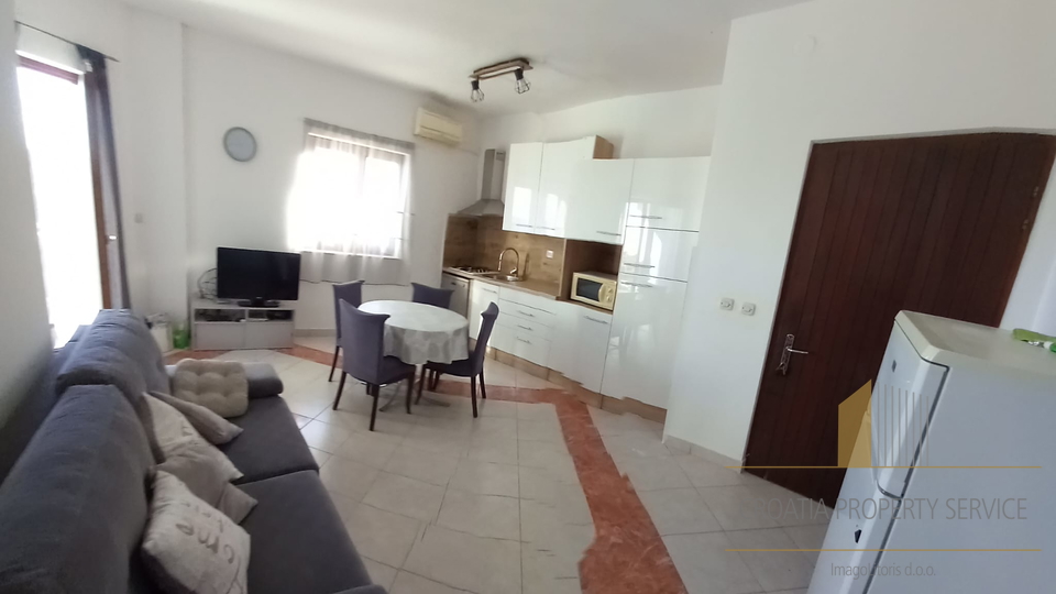 Spacious three-room apartment just 40 meters from the beach – Rogoznica!