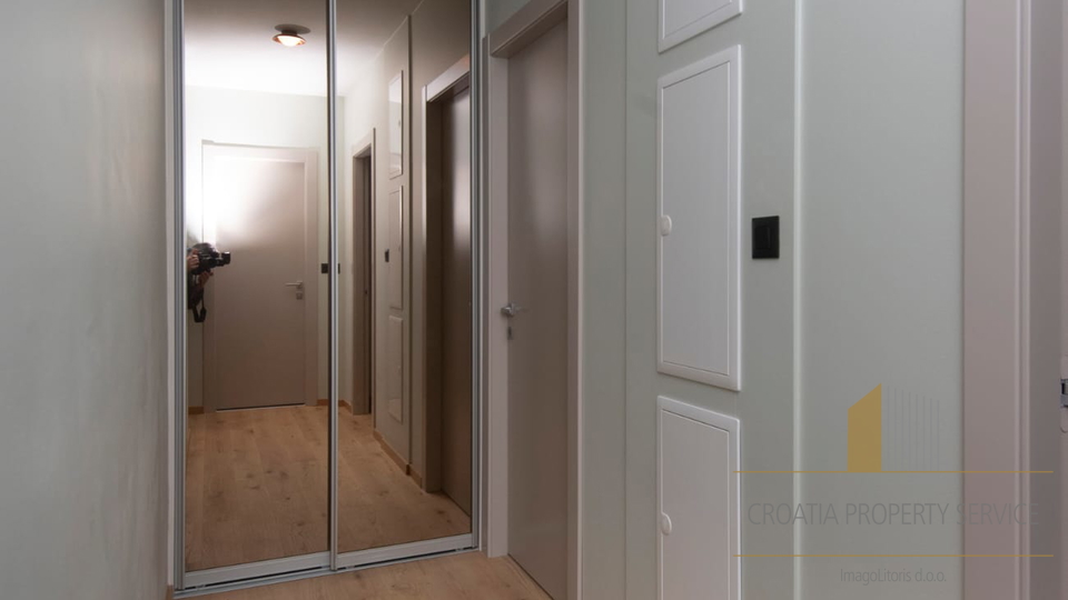 Attico di lusso con giardino e terrazza sul tetto a 500 m dal mare – Podstrana!