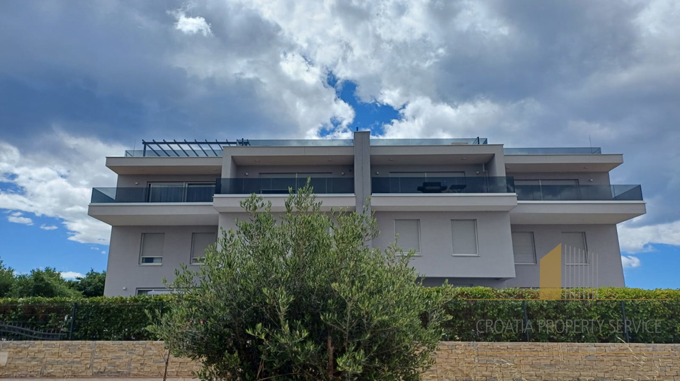 Attico di lusso su due piani con terrazza sul tetto e vista mare – Čiovo!